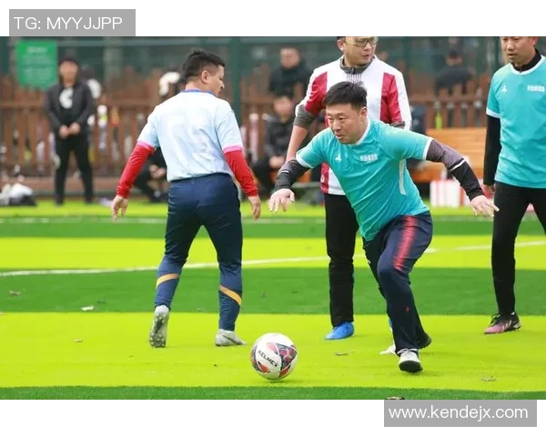 足球明星悠闲散步引发众人围观粉丝热情高涨场面火爆 足球明星悠闲散步引发众人围观粉丝热情高涨场面火爆