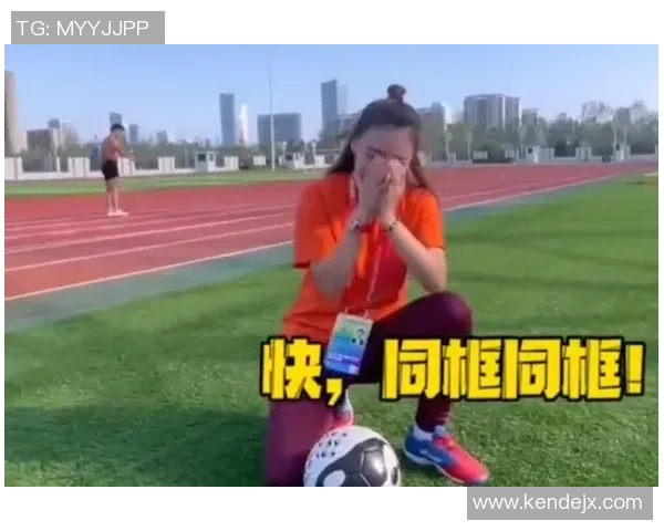 足球明星街头偶遇粉丝引发热议瞬间曝光引发媒体关注 足球明星街头偶遇粉丝引发热议瞬间曝光引发媒体关注